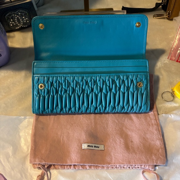 Miu Miu Turquoise Wallet with Kiss lock. - Picture 6 of 14